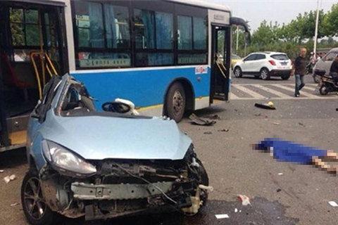 国产新能源撞车视频播放,国产新能源车型碰撞测试视频引发热议