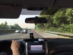 开着国产车走路视频真实,车辆化身“行走的风景”