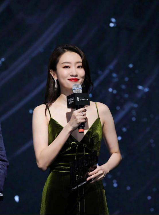 中国明星穿国产礼服视频,中国明星闪耀国产礼服风采